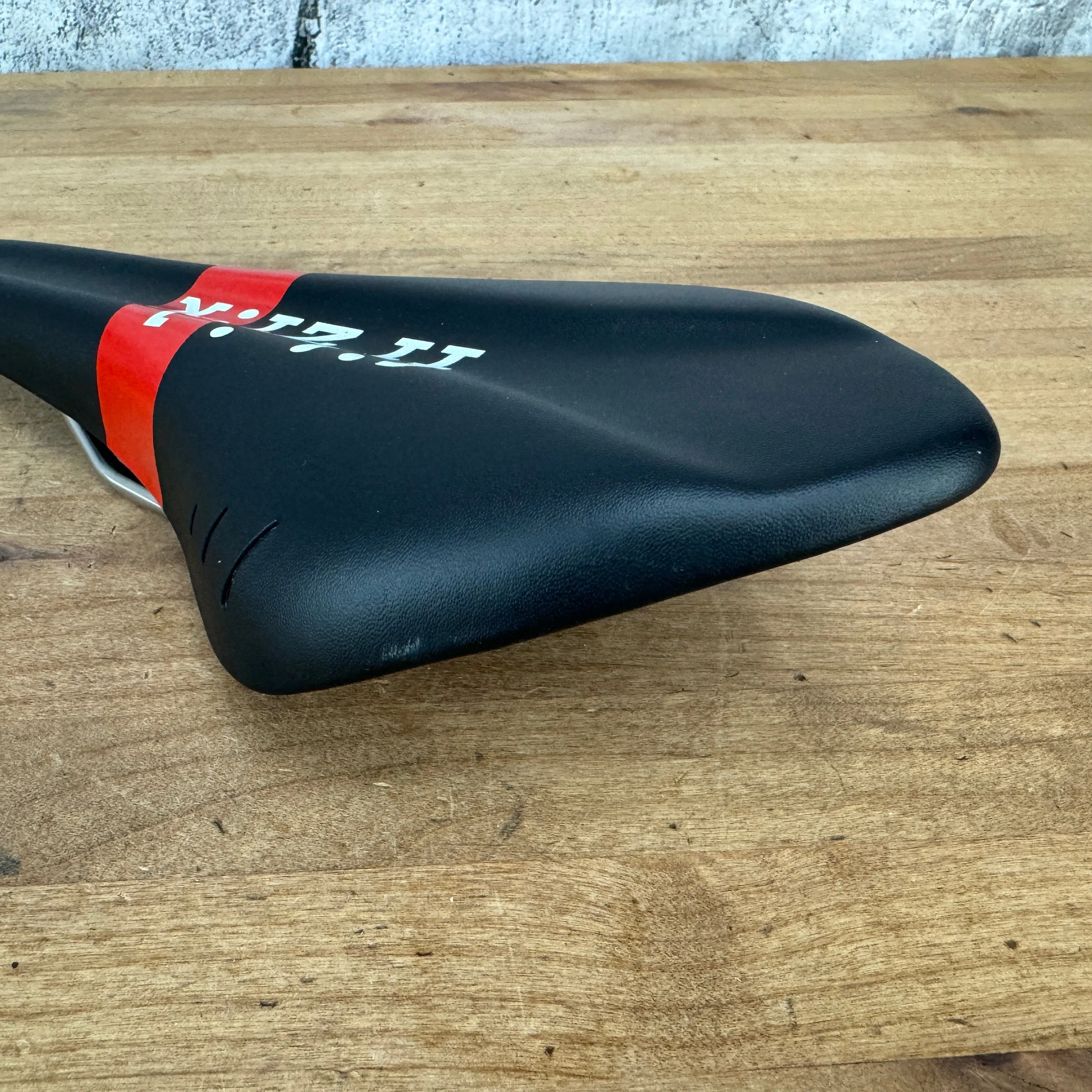 Fizik Arione VS Versus 7x7mm Kium Rails Black/Red 132mm Bike Saddle 247g