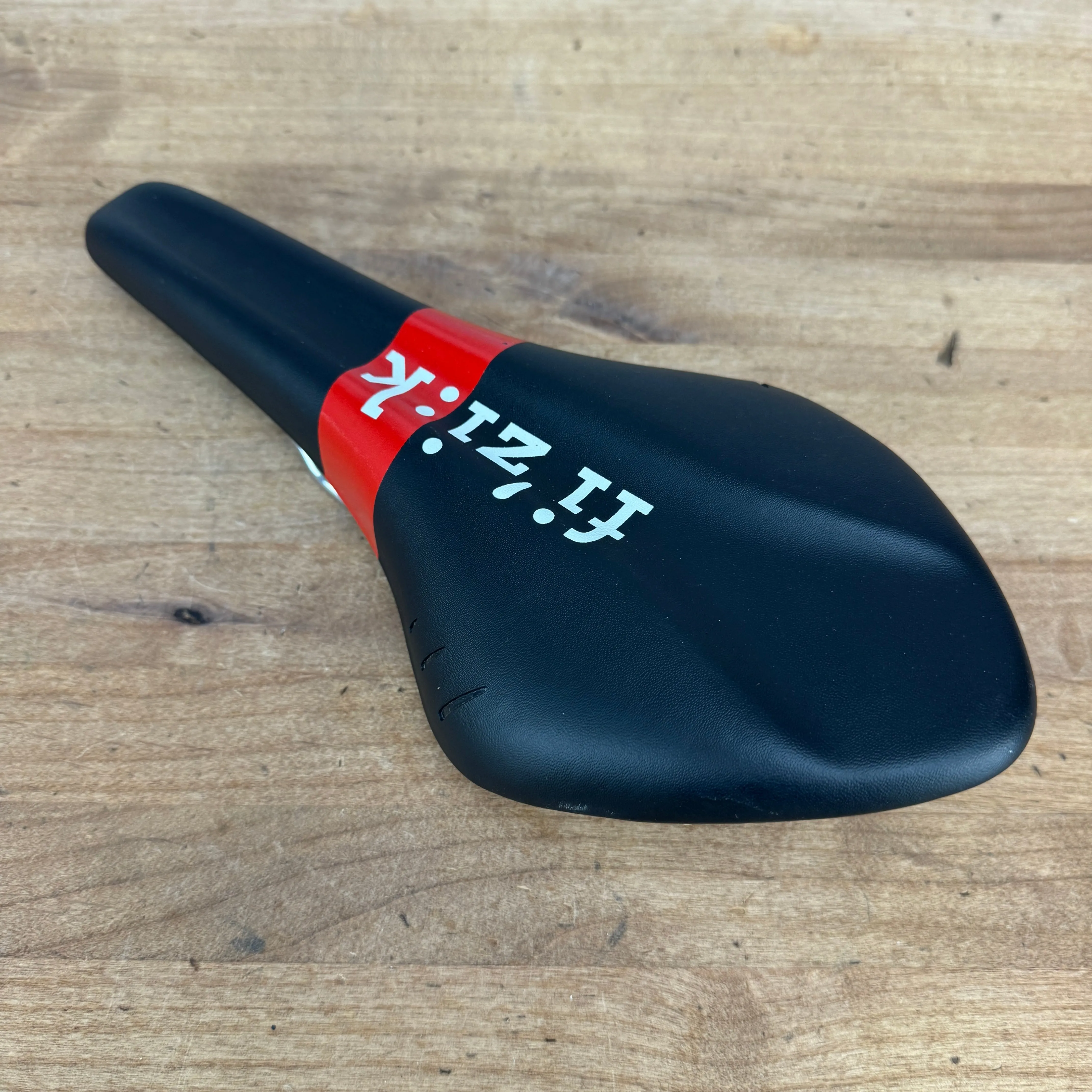 Fizik Arione VS Versus 7x7mm Kium Rails Black/Red 132mm Bike Saddle 247g