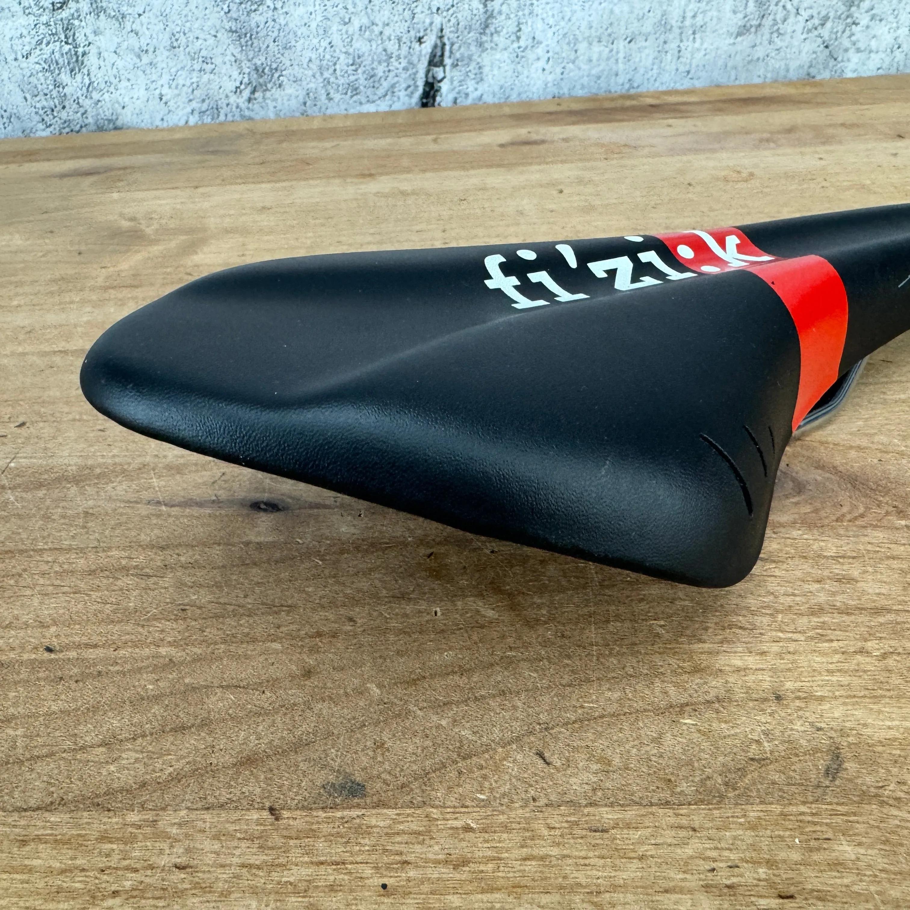 Fizik Arione VS Versus 7x7mm Kium Rails Black/Red 132mm Bike Saddle 247g