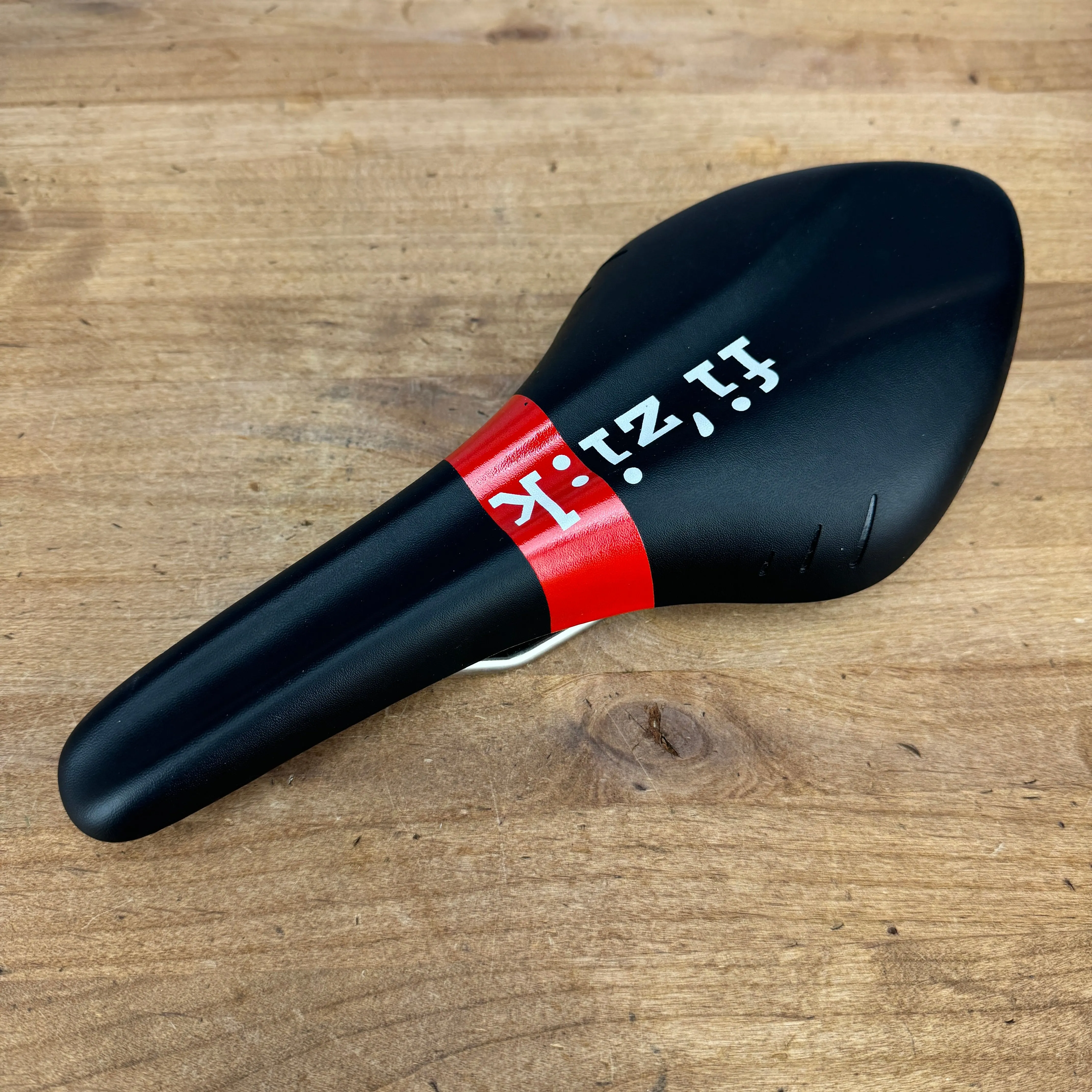 Fizik Arione VS Versus 7x7mm Kium Rails Black/Red 132mm Bike Saddle 247g