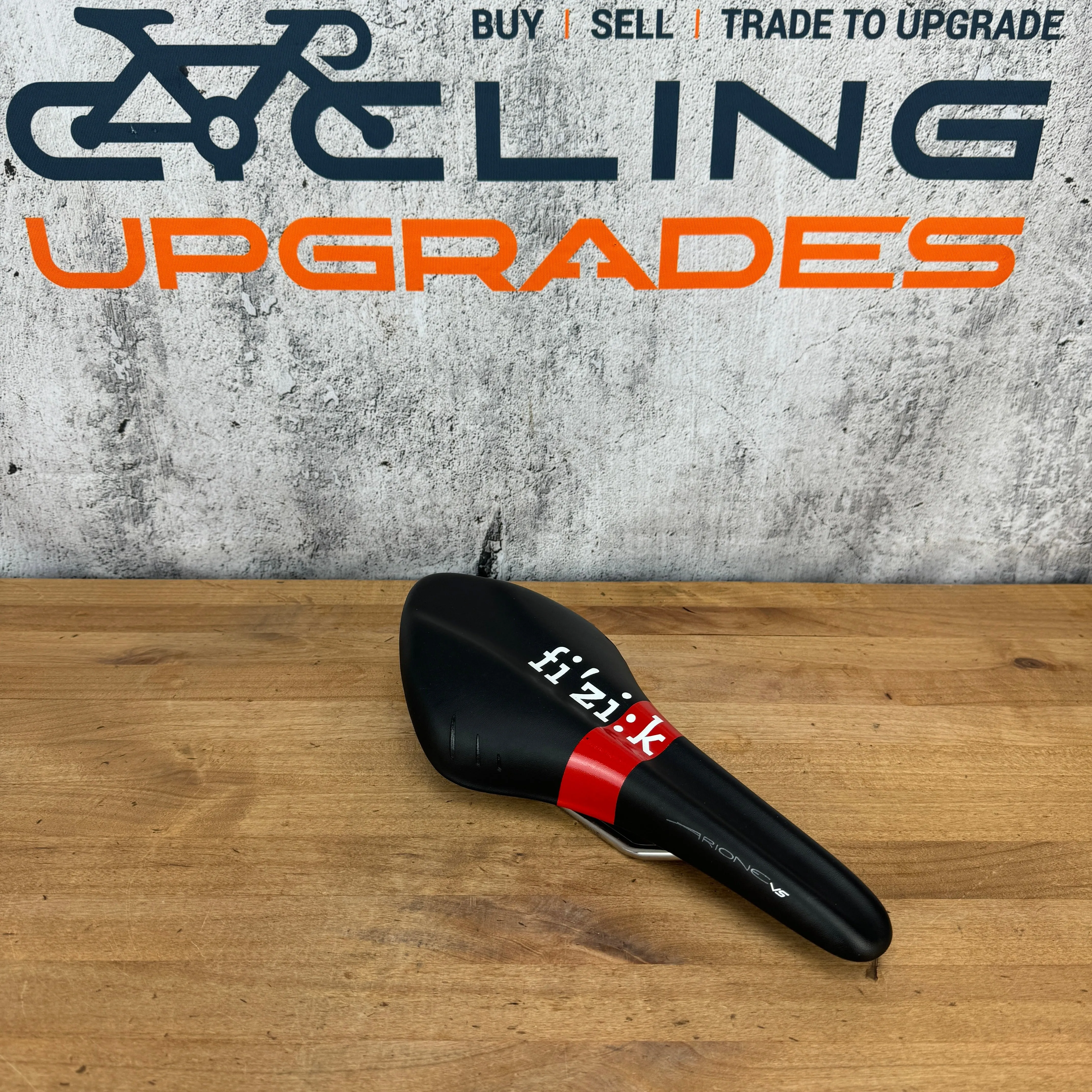 Fizik Arione VS Versus 7x7mm Kium Rails Black/Red 132mm Bike Saddle 247g