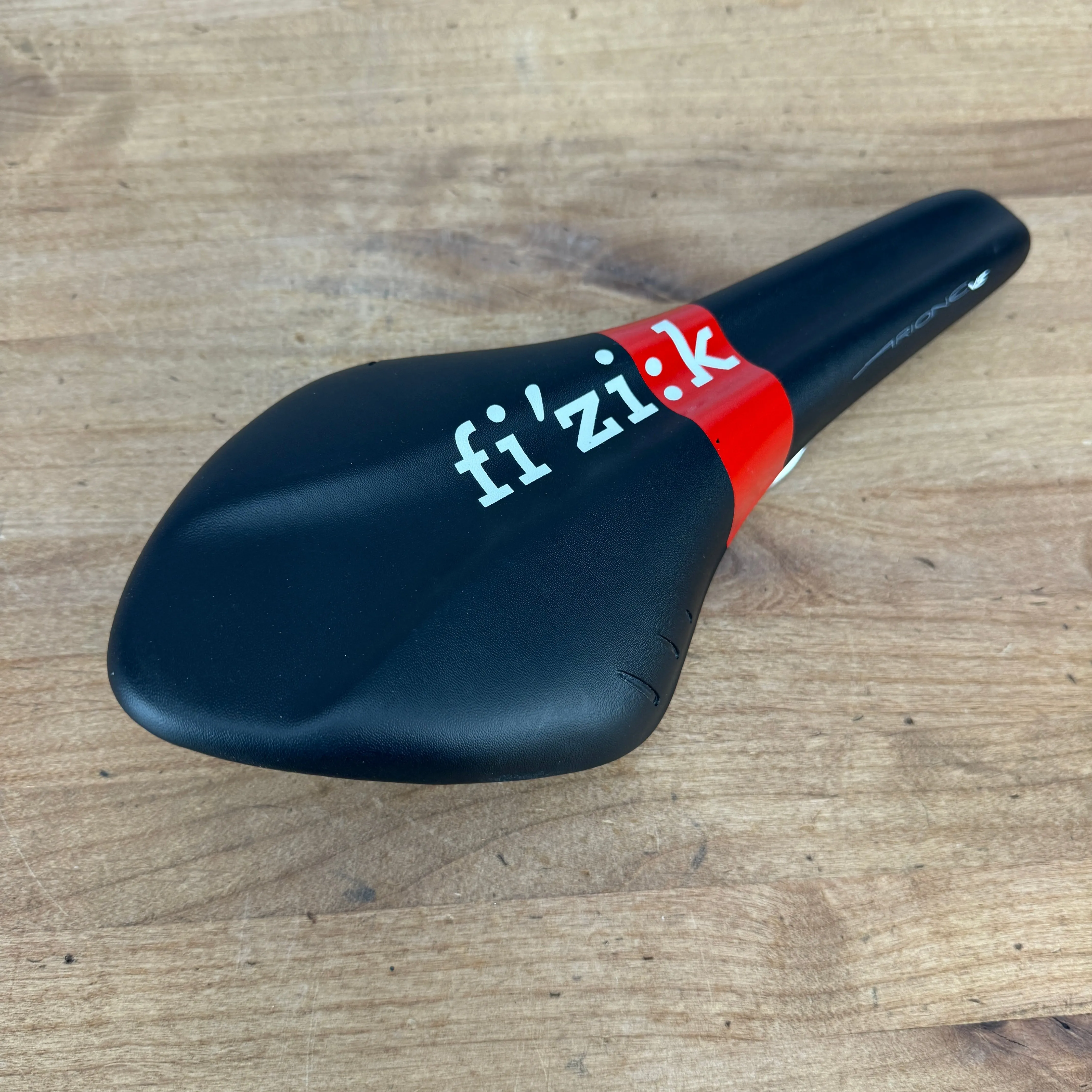 Fizik Arione VS Versus 7x7mm Kium Rails Black/Red 132mm Bike Saddle 247g