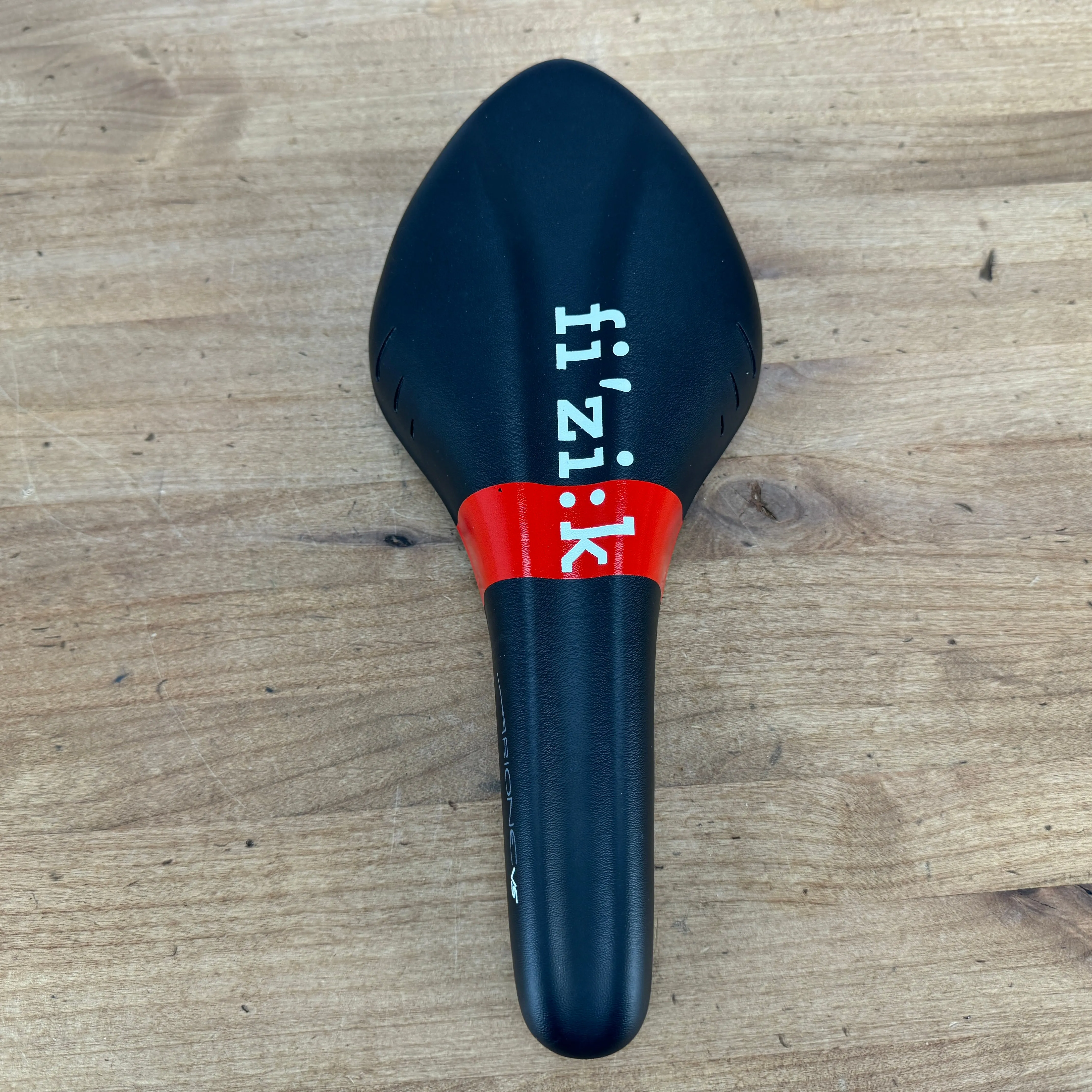 Fizik Arione VS Versus 7x7mm Kium Rails Black/Red 132mm Bike Saddle 247g